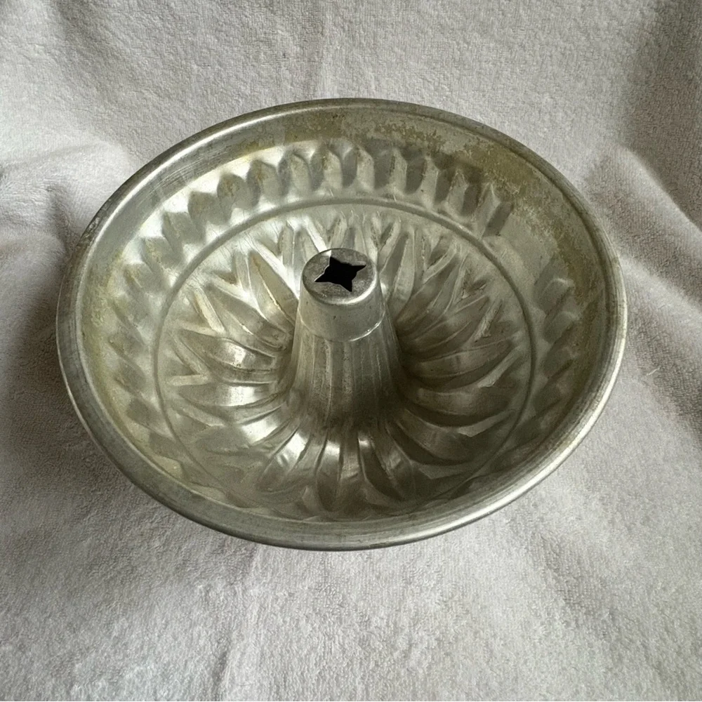 Aluminum Vintage Silver Bundt Baking Pan